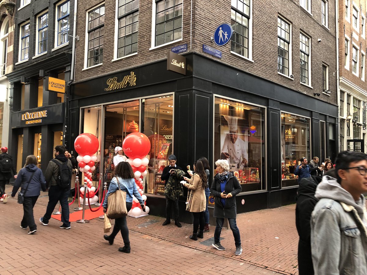 Grand opening Lindt aan de Heiligeweg in Amsterdam! Felicitaties ook aan pandeigenaar @syntrusvastgoed <a href="/BorisvanderGijp/">Boris van der Gijp</a> 🎉