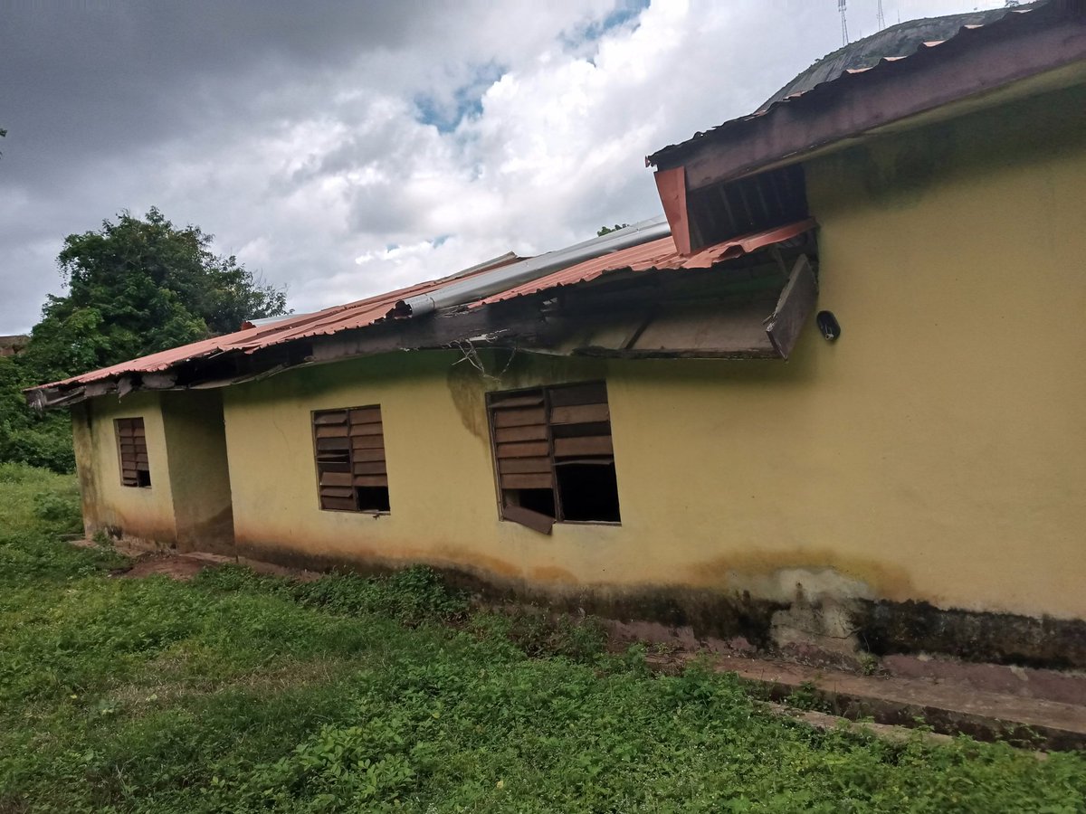 OpenSunshineNG's tweet photo. Earlier, @arakunrinajos had led the #OpenSunshine team to the community and was shocked seeing the conditions of the amenities. No perimeter fencing. No working toilet. Dilapidated classrooms. No water. No electricity. https://t.co/REMrSgRvwg