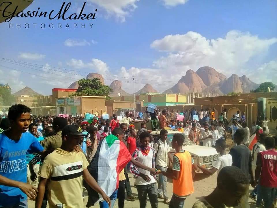 ThomasVLinge's tweet image. #Sudan 🇸🇩: several hundred people marched in the eastern city of #Kassala today, protesting government inaction towards poor health conditions and the spread of contagious diseases in the area.