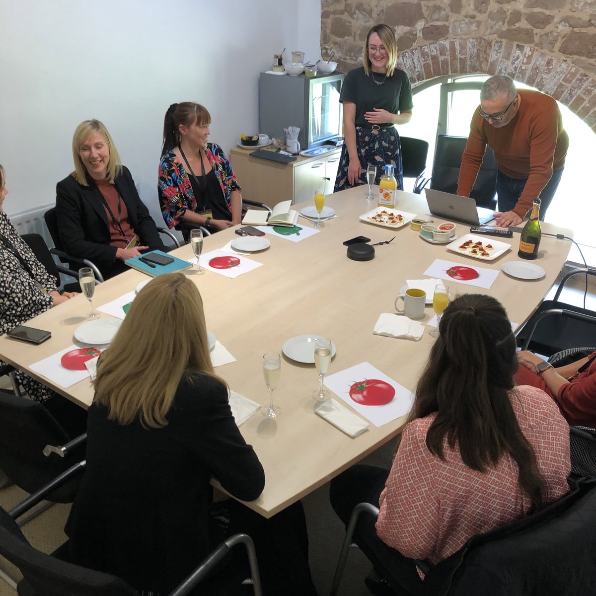 cogent_agency's tweet photo. #EffDay in full swing here at HQ!  

Workshop: Eat your way to success 🍅 https://t.co/RbY4h9UwDX