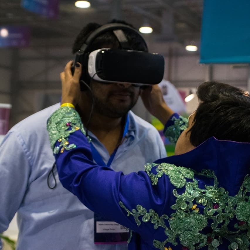 campuspartyuy's tweet photo. Campuseras, campuseros, jóvenes y adultos. Nadie se quiso quedar afuera de todas las experiencias de #RealidadVirtual que #CPUY1 mostró durante todo el evento 👉 una ventana al futuro 🚀 las pudiste probar? Contanos tu experiencia https://t.co/MeeAjlIxxV