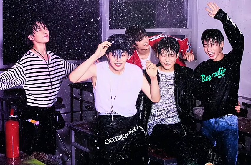 TD_bobby20txt's tweet photo. ข..แขนของยอนจุน😳💓💓💓✨✨🦊

Y E O N J U N 😳💕

@TXT_members @TXT_bighit #TXT_MAGIC #RunAway #9와4분의3승강장에서너를기다려 #TOMORROW_X_TOGETHER #HUENINGKAI #TXT #RunAwayTeaser #YEONJUN https://t.co/CkdYdspDJq