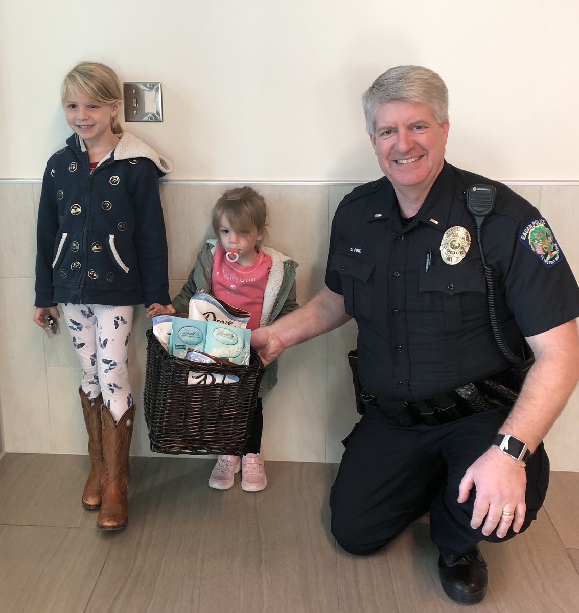 EaganPolice's tweet photo. Elizabeth and Julia stopped in to bring treats for the officers and say thanks for all they do!! Thanks girls - the officers will love the chocolates! https://t.co/Z0F8jZv28R