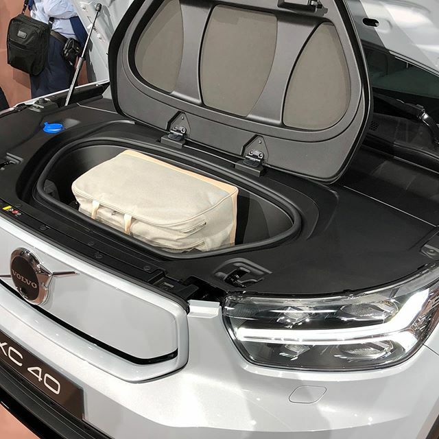 To my knowledge, the #XC40Recharge will be the first #Volvo with a “#Frunk.”#EVsarehere #EV #BEV #Volvoxc40 #lookmanoengine! ift.tt/31tE0Bz