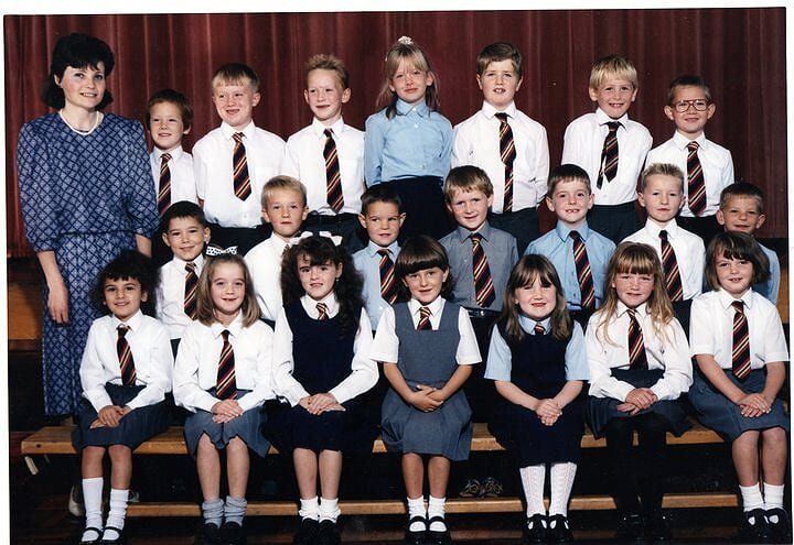 sam_bannerman's tweet photo. Feeling affy nostalgic - not like me! P2/3(?) Mossgiel Primary (now demolished) #linlathen #dundee c1993, teacher Mrs Wallace. I'm in the front row with the pinafore and bows. Can name almost everyone in the photo but no longer know any of them #ThrowbackThursday https://t.co/Cq5PodWxNM