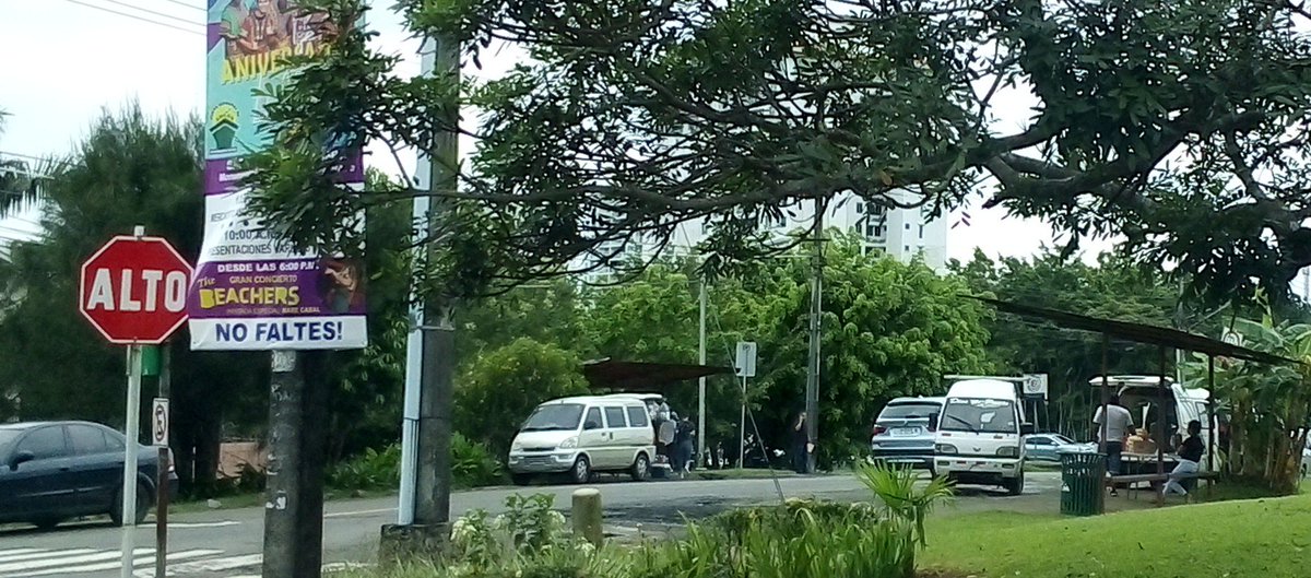 ClaytonPanama's tweet photo. @joseluisfabrega @judyMEANA @JCAncon los vendedores ambulantes se adueñan de paradas de buses y áreas verdes. Cuándo harán algo al respecto? Causan tranque, contaminación visual, riesgo sanitario, estacionados en lugar prohibido, etc. https://t.co/JmX6cyJBWh
