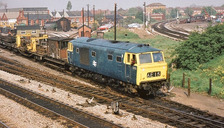 RailwayCentral's tweet image. One of the few survivors at the time.... #Class35 #Hymek #D7028 at #WestEaling 30/4/74.... 📸#Crewcastrian.... #RailwayCentral #BR