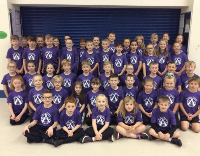 YFrenni's tweet photo. 🎉Llongyfarchiadau i bawb a gymrodd rhan yn y trawsgwlad yng Nghaeriw heddiw. 
🎉Congratulations to all our pupils who competed in the cross country in Carew this afternoon. https://t.co/A3oVMcOicP
