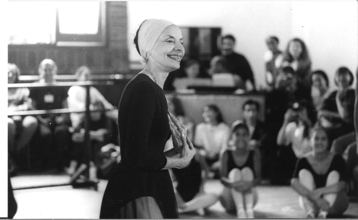 Dance_Magazine's tweet image. The legendary Alicia Alonso passed away today at the age of 98. Our hearts go out her friends and family. The dance community has lost a true icon. 
Photo of Alicia Alonso teaching in Mexico City, 1991 by Alida Kent, Courtesy Dance Magazine Archives.