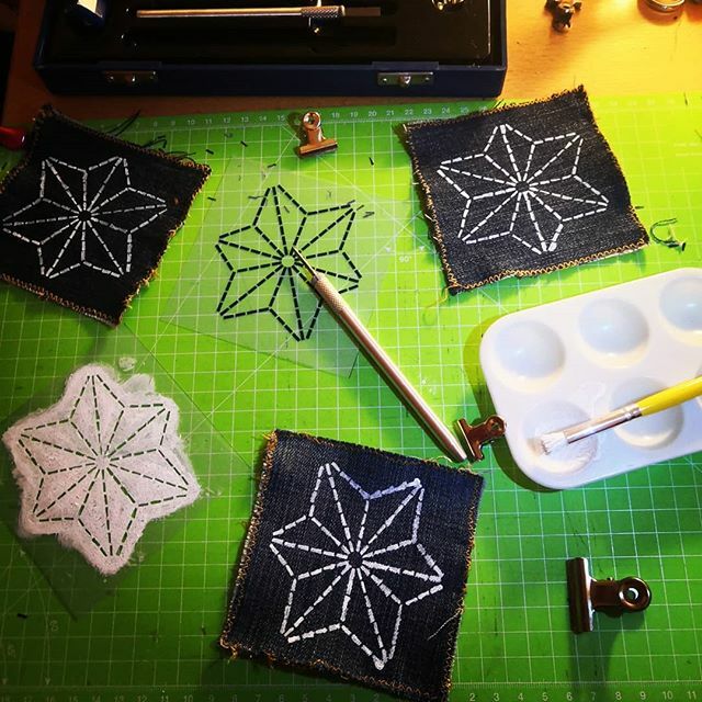 stripedkoi's tweet photo. #pochoir #asanoha #peintureacrylique
#upcycling #sachiko #japanofils
#projetjapanofils #contreparties #enpreparation #enconstruction #ulule #restezalaffut
Quelques essais en mode low-cost avant la version sérigraphiée. https://t.co/5uccGr3bdD https://t.co/bb2P2BC2gq