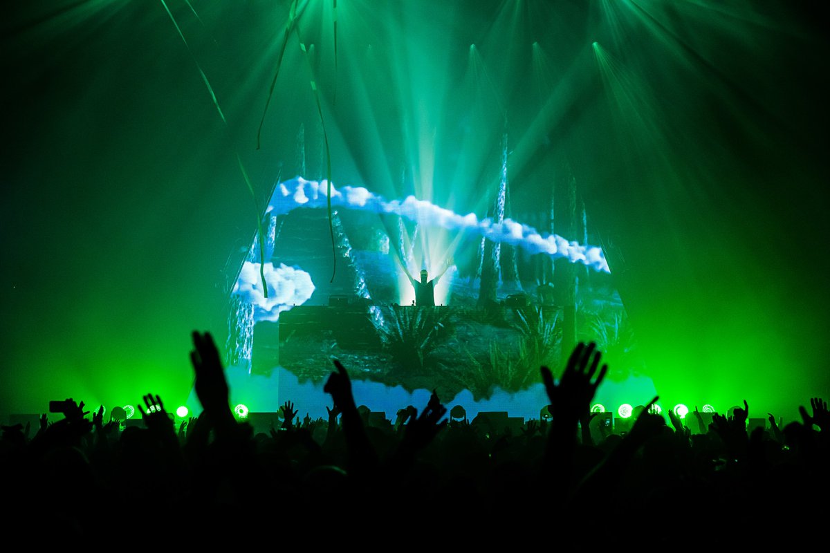 ZEROdBlive's tweet photo. Throwback to an ✨awesome weekend with 
@arminvanbuuren at @ssearena

# NothingLessThanAwesome‼️

#event #staging #eventstaginglondon #Londonevents

📸 @GrahamJoyPhoto and @locknloadevents
 
#TBT #ThrowbackThursday 👊 https://t.co/lcrQHyuvA8