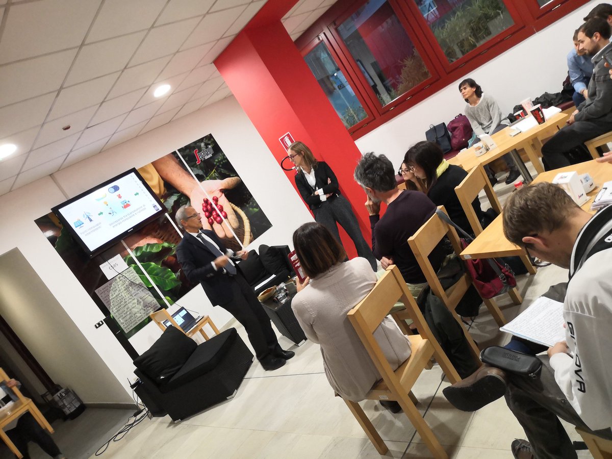 EnvironmentPark's tweet photo. #envi4future in #Envipark oggi si parla di #idrogeno con Marcello Baricco e Marta Gandiglio. Abbiamo appena prodotto l'idrogeno al bar :-) https://t.co/OmzePhgmat