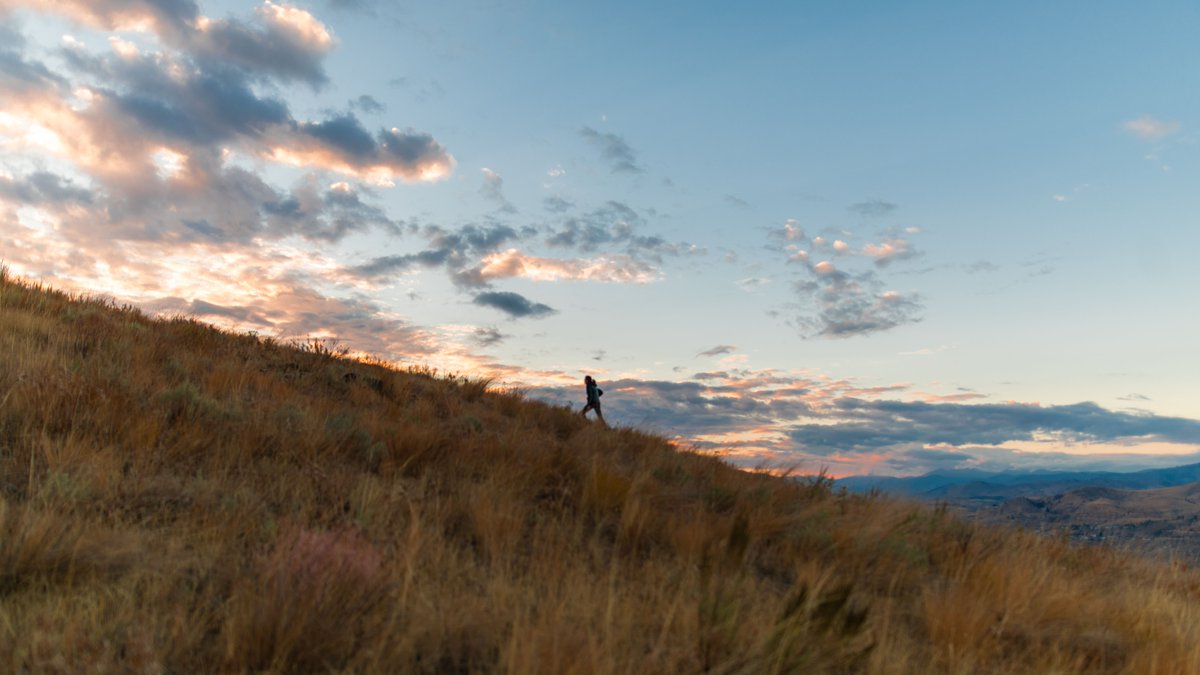 StateWaTourism's tweet image. Hiking the Butte in Chelan. #fallviews #experienceWA @visitlakechelan 

PC: @cascadeloop