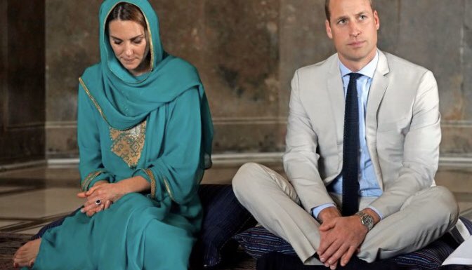 akbarnama_'s tweet photo. They took off their shoes, they entered the mosque, Kate takes the dubatta on her head, they listen to the Quraan and she looks down in the respect of the holy verses. 

My religion was questioned when I wished Christmas to a christian friend.

#RoyalVisitPakistan 
#makeitright https://t.co/aYC4jdMp5F