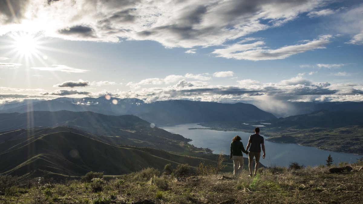 StateWaTourism's tweet image. Hiking the Butte in Chelan. #fallviews #experienceWA @visitlakechelan 

PC: @cascadeloop