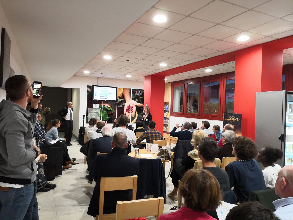 EnvironmentPark's tweet photo. #envi4future in #Envipark oggi si parla di #idrogeno con Marcello Baricco e Marta Gandiglio. Abbiamo appena prodotto l'idrogeno al bar :-) https://t.co/OmzePhgmat