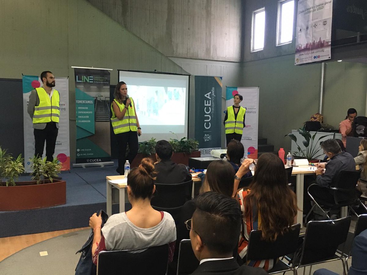 line_cucea's tweet photo. Esta mañana del 17 de octubre #EnLINE se llevó a cabo la tercera sesión de “Pitch De Negocios” por parte de Jóvenes Emprendedores 👨‍����👩‍💼 procedentes del @GuadalajaraGob a través de su Secretaría de Desarrollo Económico y Combate a la Desigualdad.
 
-
-
#EntornoEmprendedor https://t.co/npOSuapFtt