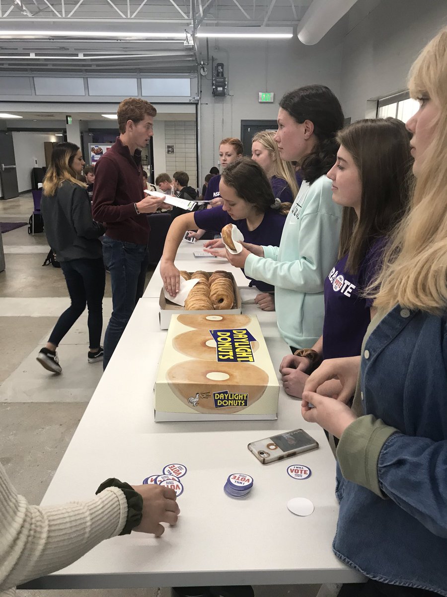 @STUCOofNHS Spent advisory time helping students register to vote. Thanks to @SundeforIowa for helping us send a message of the importance of voting! #CivicLiteracy #RegisterToVote #BeAWarrior #2Claps #Donuts