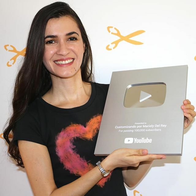Customizando's tweet photo. Finalmente ela chegou! A plaquinha dos 100 mil seguidores no YouTube! Olha que gracinha, já estou apaixonada por ela!! Obrigada de coração a todas vocês que me seguem e assistem os vídeos. Esse prêmio é nosso! ♥
.
.
.
#customizando #marielydelrey #diy #canal #youtube #placad… https://t.co/TaDJcJAR9M