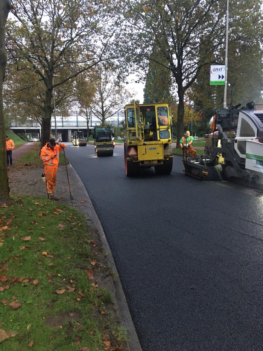 MaikelWelmers's tweet photo. De Ijssellaan @gemeentearnhem is vanmiddag alweer vroeg opengesteld voor #verkeer het #asfalt is door @Roelofsgroep #warminwarm #naadloos aangebracht in samenwerking met Rusch-asfalt en we zijn gestart met de #deklaag Raapopseweg https://t.co/rTHOQJ5f6q