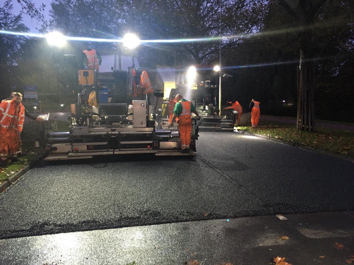 MaikelWelmers's tweet photo. De Ijssellaan @gemeentearnhem is vanmiddag alweer vroeg opengesteld voor #verkeer het #asfalt is door @Roelofsgroep #warminwarm #naadloos aangebracht in samenwerking met Rusch-asfalt en we zijn gestart met de #deklaag Raapopseweg https://t.co/rTHOQJ5f6q