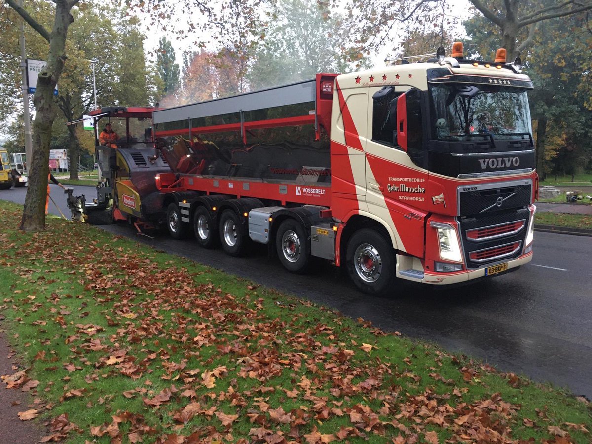 MaikelWelmers's tweet photo. De Ijssellaan @gemeentearnhem is vanmiddag alweer vroeg opengesteld voor #verkeer het #asfalt is door @Roelofsgroep #warminwarm #naadloos aangebracht in samenwerking met Rusch-asfalt en we zijn gestart met de #deklaag Raapopseweg https://t.co/rTHOQJ5f6q