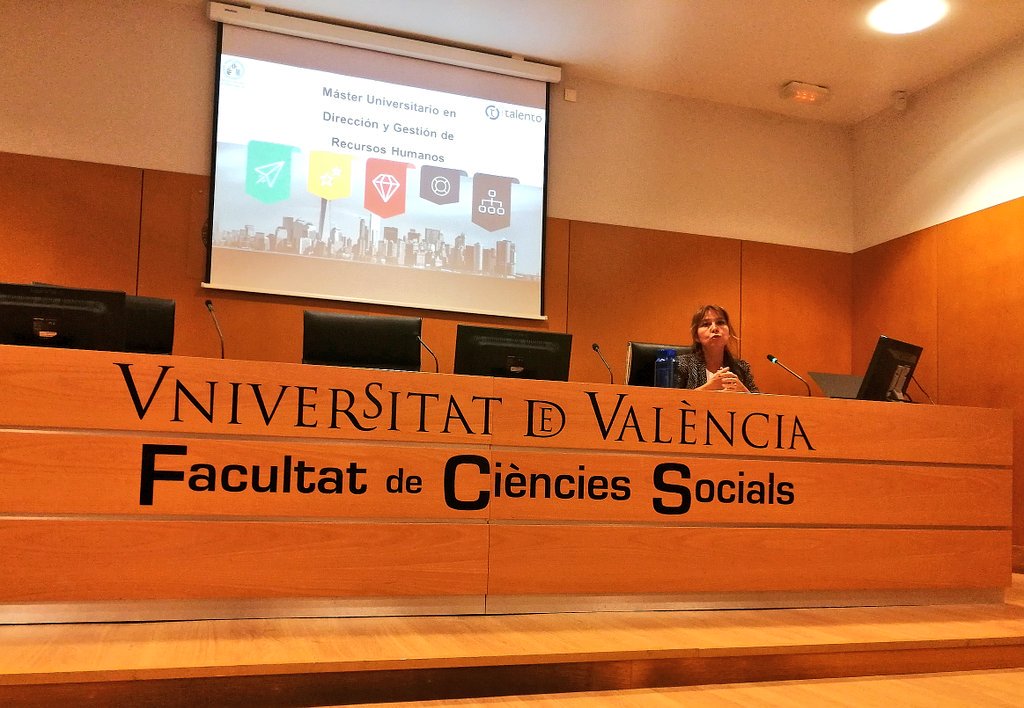FacSocialsUVEG's tweet photo. 🙋🏽♀️ @ETURANZO de #italento inaugura el curs 2019-20 del #masterRRHH @UV_EG #màstersSocials amb una conferència🎙️ sobre com aportar valor📈 als #RRHH https://t.co/a5FapSN7Xb