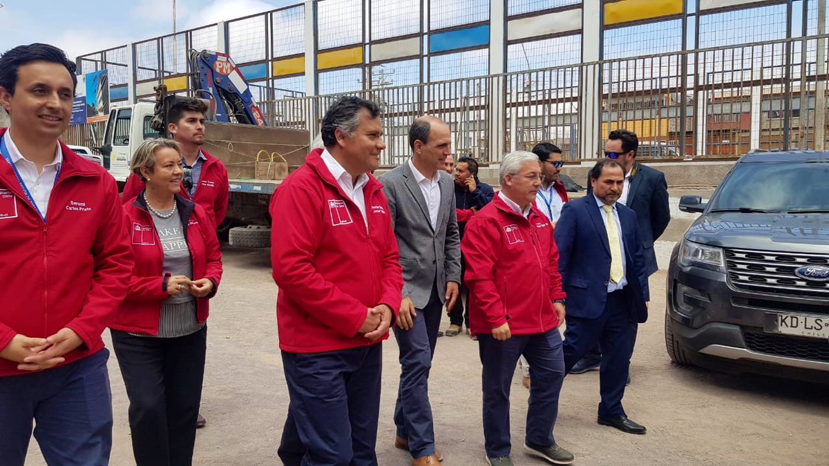 Gore_Tarapaca's tweet photo. #ChileEnMarcha 🚀 - Seguimos con las buenas noticias para #Tarapacá. En #AltoHospicio el Ministro de Vivienda @cmonckeberg, el Intendente @MAngelQuezada y autoridades, hacen firma del convenio del Plan Socavones, que contempla una inversión de 83mil millones 👏🏻👏🏻 https://t.co/2NSxMjsTTT
