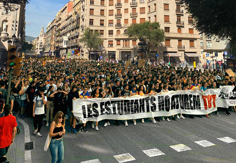 galottom's tweet photo. In #Barcelona protestieren seit dem Vormittag tausende Studenten gegen die Gewaltherrschaft von #Spanien in #Katalonien.
Das Regierungsviertel wurde mit eilig beorderten Verstärkungen spanischer Truppen gesichert.
#RepublicaCatalana #Catalonia https://t.co/mJyMBbEIoO