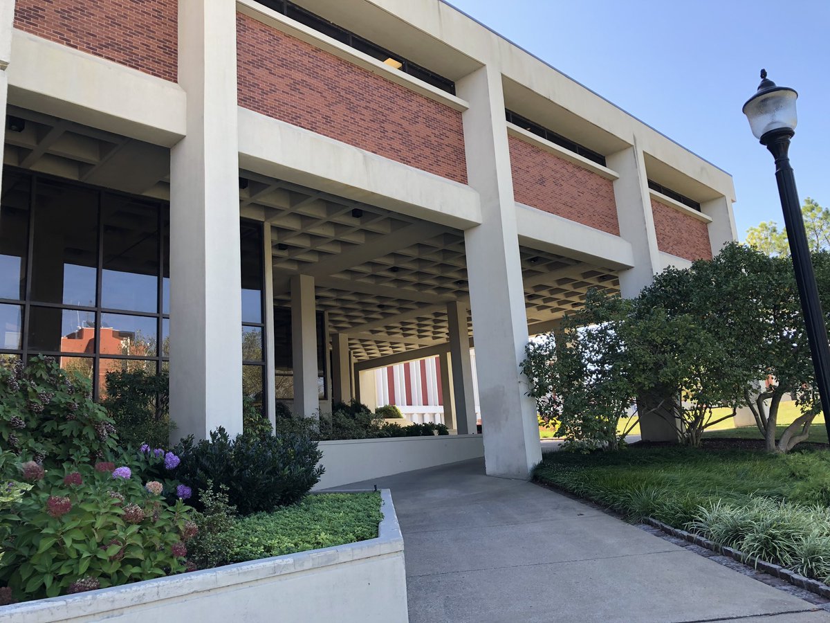 PresEmeritusMSU's tweet photo. Homecoming at @murraystateuniv is always a very special time for our #RacerFamily and I am particularly looking forward to it this year! Special thanks to our facilities crew and others for the great job they have done preparing our campus for this exciting week! #WeAreRacers https://t.co/Izyetb1tGs