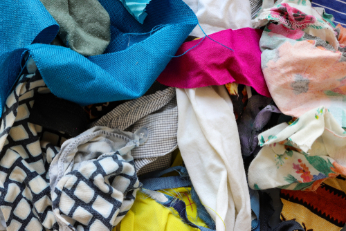 BromsgroveDC's tweet photo. #30daysofzerowaste. Tip 25 - Make sure you pass good quality unwanted clothing on to charity shops, friends or sell it online to help stop the 300,000 tonnes of textiles which end up going to incineration or landfill across the UK every year. https://t.co/F2VZr3MBvw