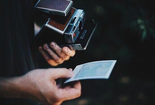 بعد مُرور بعض الذكريات نبتسم حُباً
و من ثُم نحزن شوقاً على أصحابها !