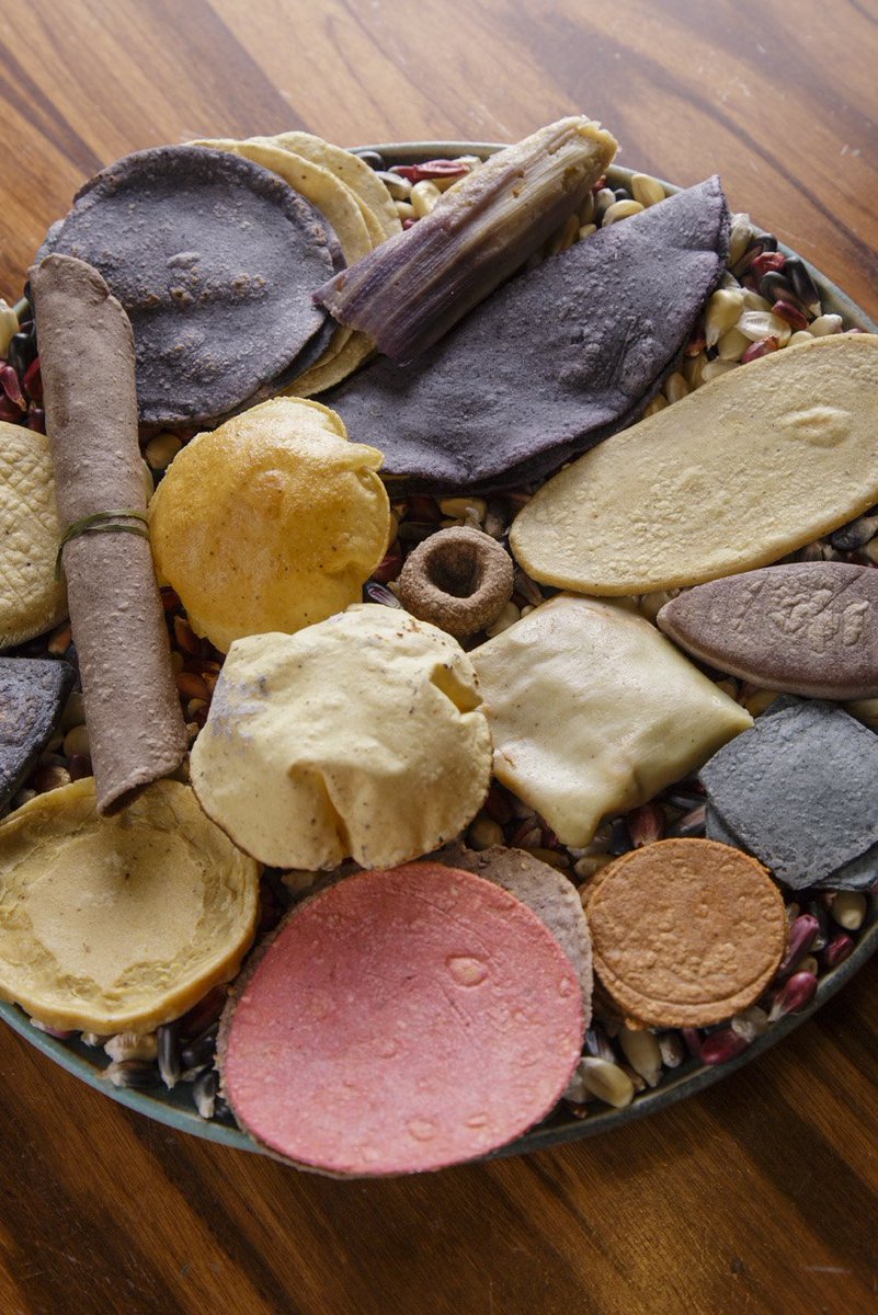 La versatilidad de la masa de maíz, está muy presente en todos los platillos de nuestro menú: tostadas, tamales, tlacoyos, flautas, quesadillas, sopes, chochoyotas, infladitas,huaraches, telelas y tortillas.

#ProductoDeOrigen
#CocinaMexicana
#RaízDeIdentidades