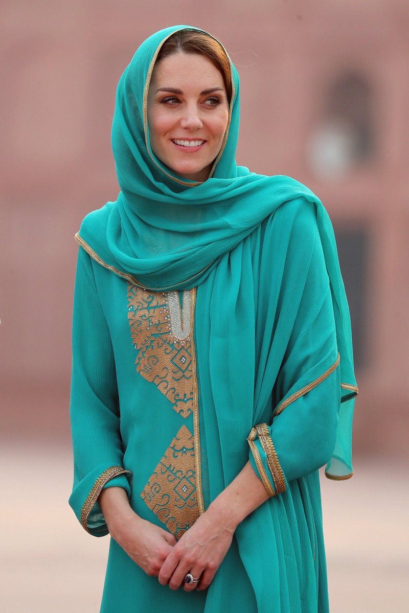 The duchess has changed into a green Shalwar kameez by Maheen Khan for her visit to the Badshahi mosque in Lahore. #RoyalsVisitPakistan #Pakistan_LandOfPeace