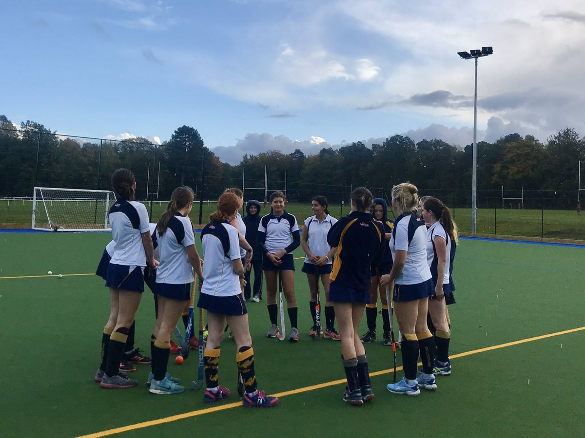 Pre-match team talk from captains Lily and Cate before their 1-1 draw with Wellington 🙌🏽 Well done to all the @TeddiesOxford teams, great hockey, now for half term!