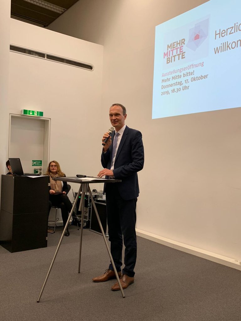 FM_RLP's tweet photo. Staatssekretär Dr. @StWeinberg beim Abschluss von #MehrMittebitte: „Wettbewerb hat zukunftsfähige & nachhaltige Lösungen für Wohnen, Leben, Arbeiten gefunden, die energetische & gestalterische Ansprüche verwirklichen. Mehr dazu: https://t.co/9oh4IuCvsk https://t.co/AwBTPsw4Xf