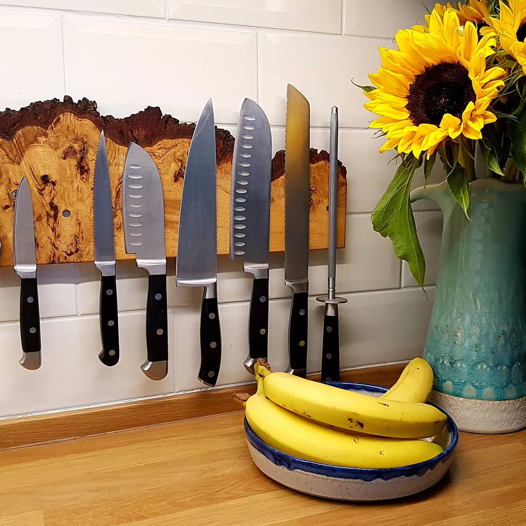 Finished these magnetic holders today👍🏻 They were designed to display knives but they work great for keys too😀
.
.
#bespokefurniture #cabinetmaker #lakedistrict #notjustlakes #UKhandmade #dreamitmakeit #handmade #crafty #giftidea #woodwork #kniferack #keystorage #magneticholder