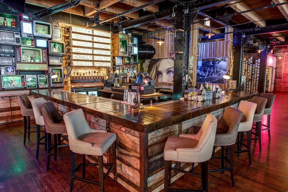 Calling all cabinet jockeys and pinball wizards! Come check out some of Chicago's finest barcades! 
bit.ly/2XAzxPn
<a href="/HQ_Chicago/">Headquarters Chicago</a> <a href="/EmporiumChicago/">Emporium Arcade Bar</a> <a href="/LoganArcade/">Logan Arcade</a> #replaylincolnpark #uptownarcade