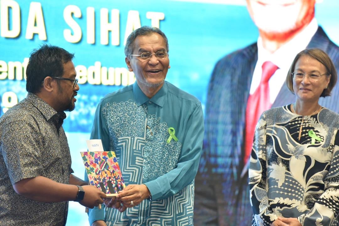 Ismail Amsyar (@ismailamsyar) on Twitter photo Alhamdulillah, menyedari peranan penggiat seni & media dlm menangani mslh kesihatan mental, YB DS <a href="/DrDzul/">Dzulkefly Ahmad</a> lancar kolaborasi <a href="/KKMPutrajaya/">KKMalaysia🇲🇾🩺❤️</a> & @teebtv utk menganjurkan d 1st Malaysia Mental Health Film Festival! Satu kelainan dlm usaha meningkatkan kesedaran & hapuskan stigma. 💪🏼✊🏻 Alhamdulillah, menyedari peranan penggiat seni & media dlm menangani mslh kesihatan mental, YB DS <a href="/DrDzul/">Dzulkefly Ahmad</a> lancar kolaborasi <a href="/KKMPutrajaya/">KKMalaysia🇲🇾🩺❤️</a> & @teebtv utk menganjurkan d 1st Malaysia Mental Health Film Festival! Satu kelainan dlm usaha meningkatkan kesedaran & hapuskan stigma. 💪🏼✊🏻