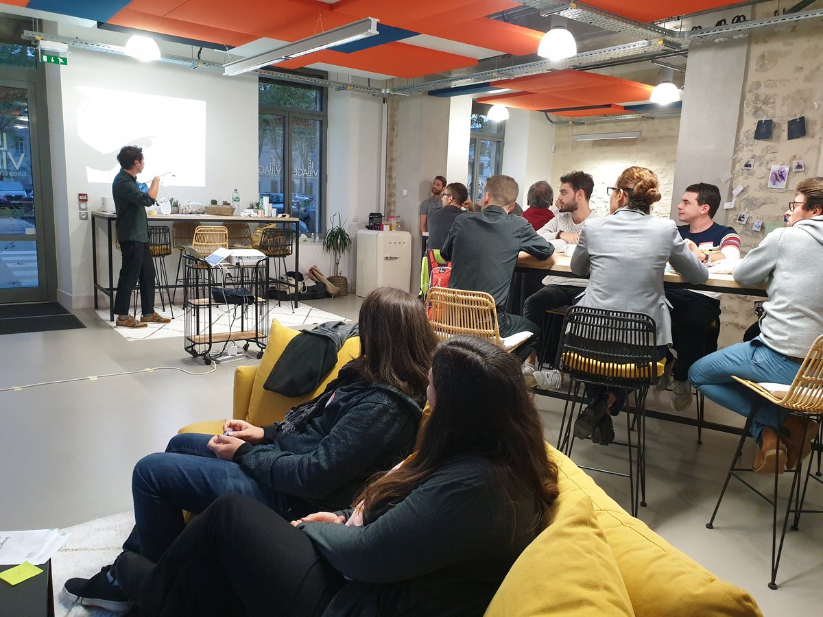 AccessCodeOFP's tweet photo. Ça se passe ce soir à @LInkub_Nevers : atelier de co-création pour découvrir les bases du #DesignThinking de manière active et collaborative ! Des apprenants de l'#ACSNevers participent à l'évènement co-organisé par le @villageCANevers et @Klap_io ! #InnoInNevers #innovation https://t.co/1xe6cN44Ox