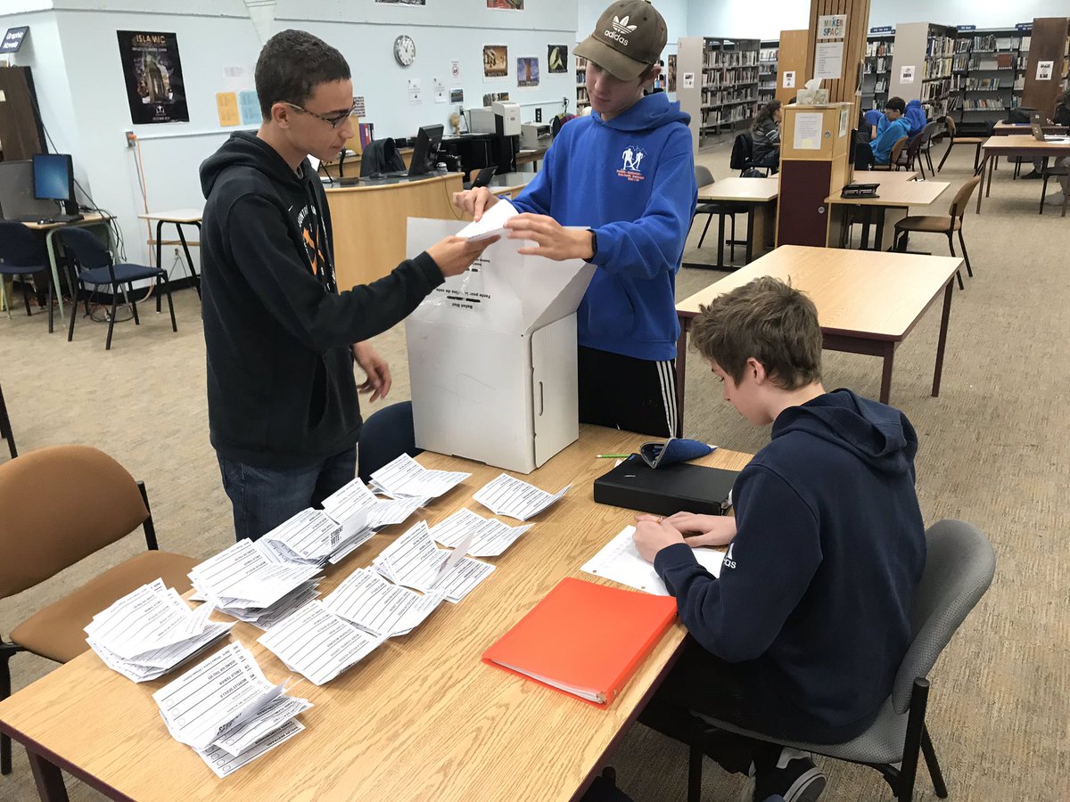 liam36460057's tweet photo. #StudentVoteCanada today @GlebeCI in the #RINC @CSAVA087 
@OCDSB @CIVIX_Canada #ivote #glebeci #StudentVoteCanada #canadavotes2019 https://t.co/wFZeHqGGkp