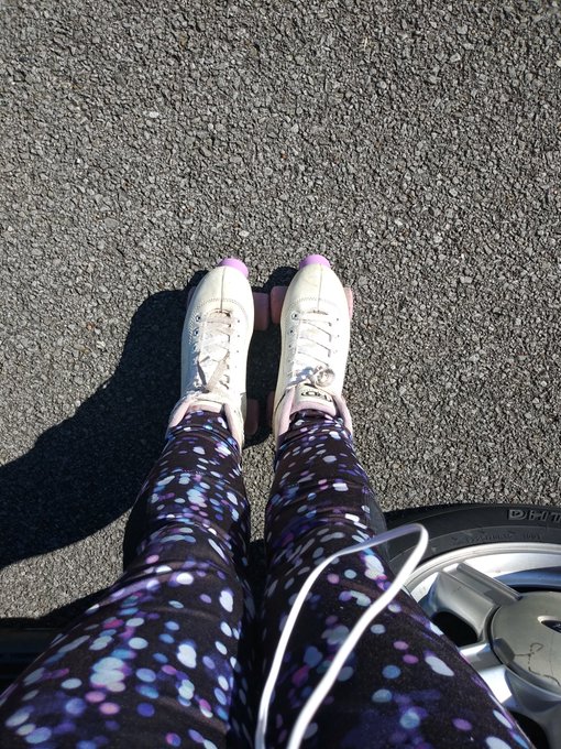 So this just happened🌸 #Skatingfeet https://t.co/lp3dWujOaL<a href="/tag/skatingfeet"class="tags">#Skatingfeet</a>