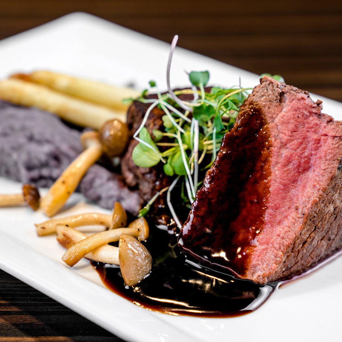 DeltaFargo's tweet image. Planning a wedding? Give us a call!

We offer more than 23,000 sq ft of ballroom and event space, on-site catering through Mosaic Catering, and a team of dedicated event professionals to help bring your dream day to life!

Start planning today - 701.281.7164