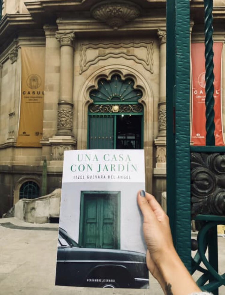 Itzel Guevara del Ángel nos comparte una fotografía de #UnaCasaconjardín que se presentará en unas horas en Casul UNAM en #escritorasycuidados Estarán <a href="/alejandraemeuve/">Alejandra Eme Vázquez</a> y la autora. Aún pueden llegar! #CasaOctavia <a href="/KajaNegra/">kajanegra.bsky.social</a>