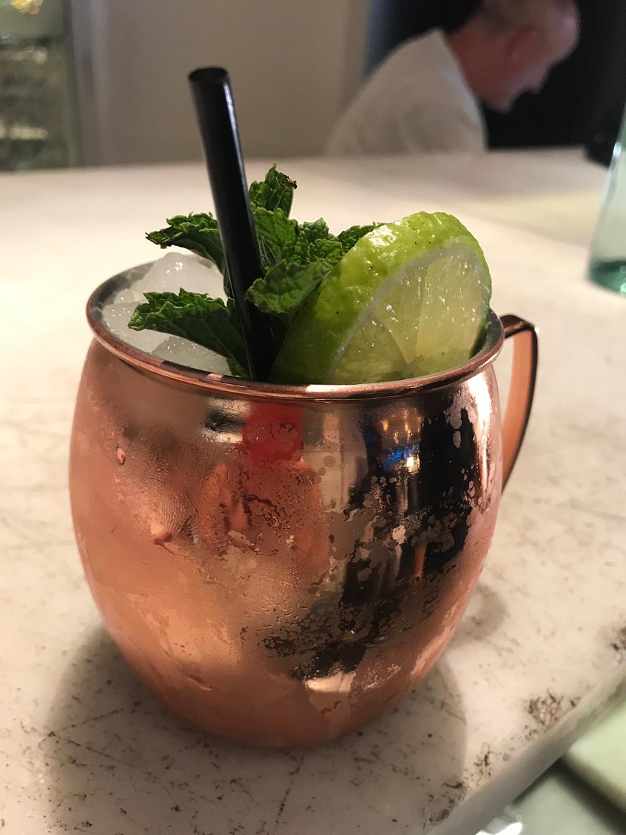 Afterwork✨  Dícese del mejor momento para desconectar con una copa, una charla y brindar mucho 🥂.
.
.
.
#EstadoPuro #PacoRoncero #Afterwork