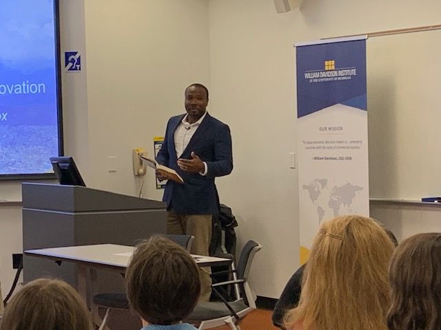 WDavidson_Inst's tweet image. WDI and @umich #PovertySolutions co-sponsored an Oct. 11 talk @UMSocialWork by author and speaker @EfosaOjomo, who told students his goal was to get them to &quot;reframe the way you see innovation&apos;s role in creating prosperity.&quot; Watch his presentation here: bit.ly/2nYjw68