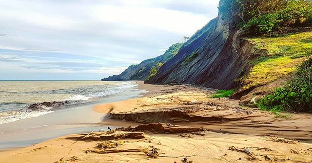nadyakshah's tweet photo. The kind of drama I like....
.
.
.
.
#view #viewTT #landscape #outdoors #tw #trinidad #coast #sun #sand #sea #ocean #sky #horizon #cliff #dramaticlandscape https://t.co/J4e4F6oXQF