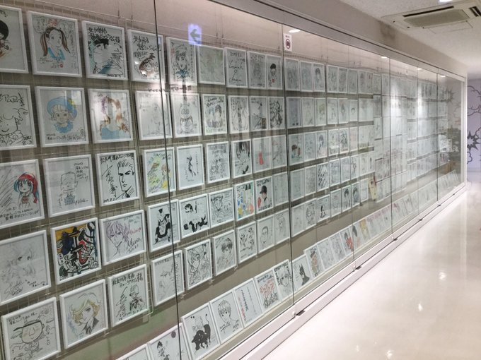 北九州市漫画ミュージアムのエントランスのショーケースにリアド・サトゥフ、じゃんぽ〜る西のサイン色紙が並んで展示されました!ご覧のようにショーケースにはたくさんの漫画家の色紙が並んでいて圧巻です。(注:写真はミュージアム提供のもの。一般のお客様の撮影は禁止とのことです) 