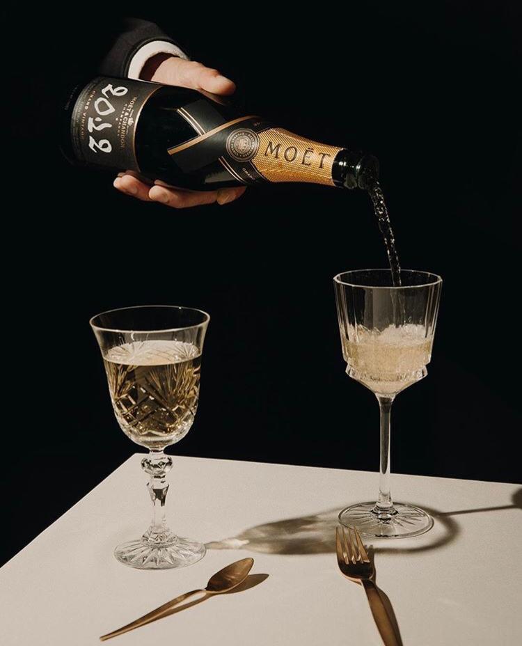 Bongiwe_Amy's tweet image. ARE YOU READY for a champagne filled weekend? 😭Let's start TOMORROW by unlocking the Moet&amp;amp;Chandon #TheGoldenLife🍾🥂  a Black and Gold evening of Glitz, Glam, great music, Fashion, cameras &amp;amp;  obviously some CHAMPAGNE 🍾🥂

Brought to you by @moetchandon 
#MustBeMoët
#MoëtMoments