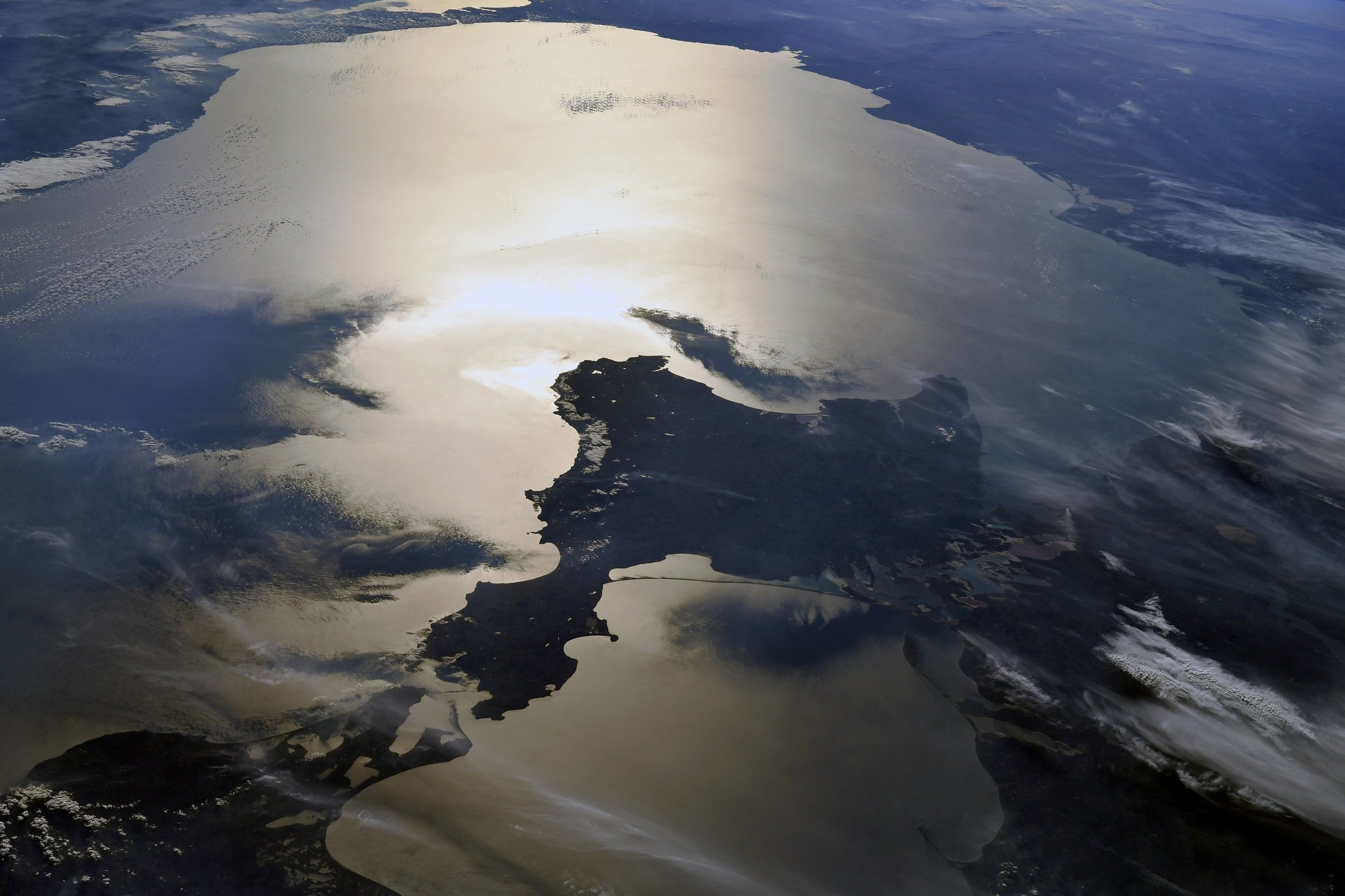 Каспийское море со спутника